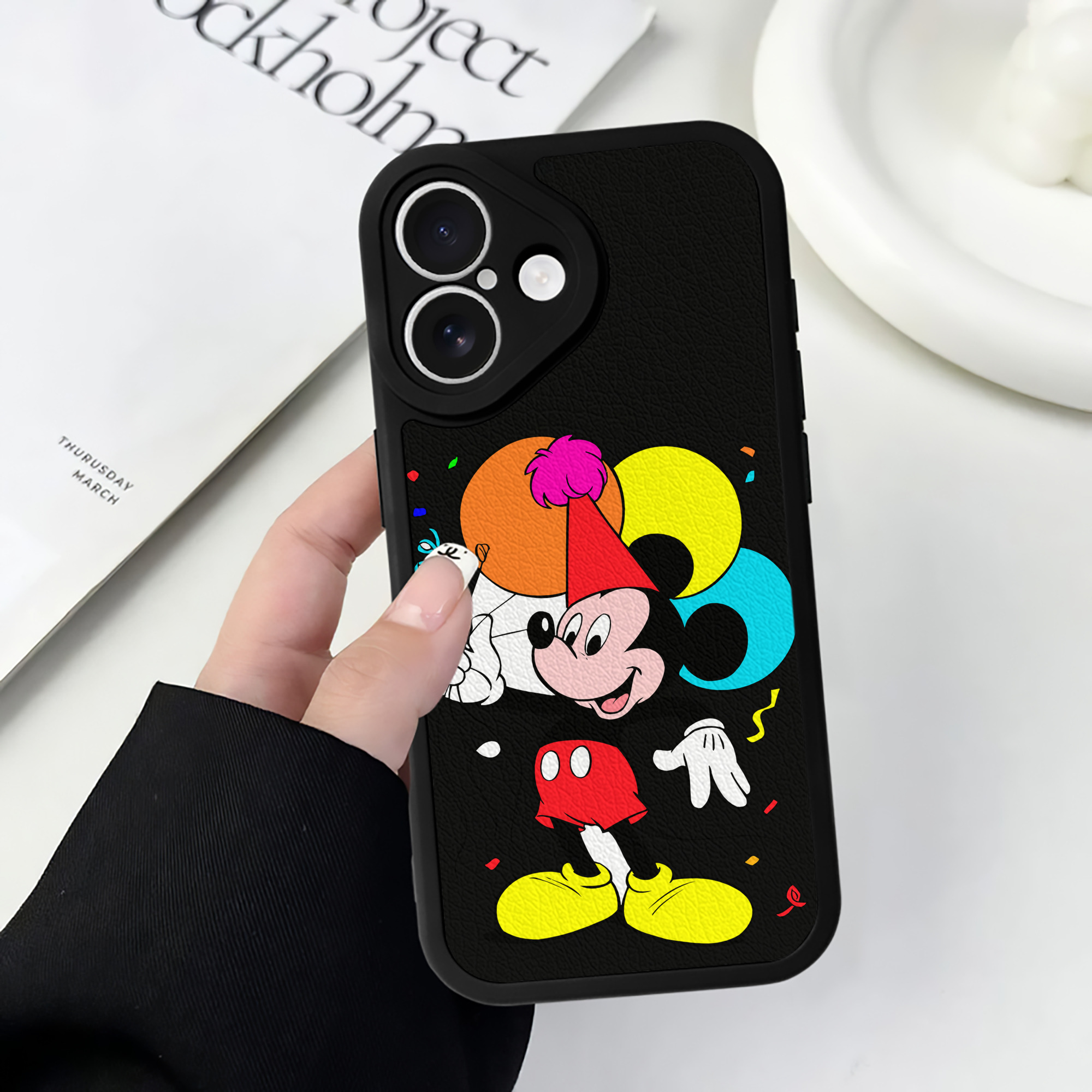 （画像用） ミッキーマウス Mickey Mouse 【iPhone 16シリーズ対応】シリコンスマホケース（レザー調） 材質：シリコン
